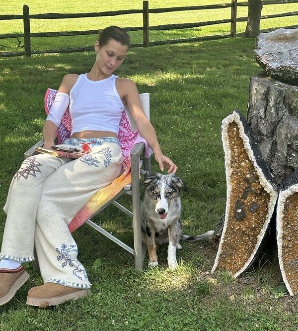 26 yaşındaki model Bella, başka bir paylaşımıyla yaşadığı bu tedavi sürecinde yanından hiç ayrılmayan köpeğine de ayrıca teşekkür etti.