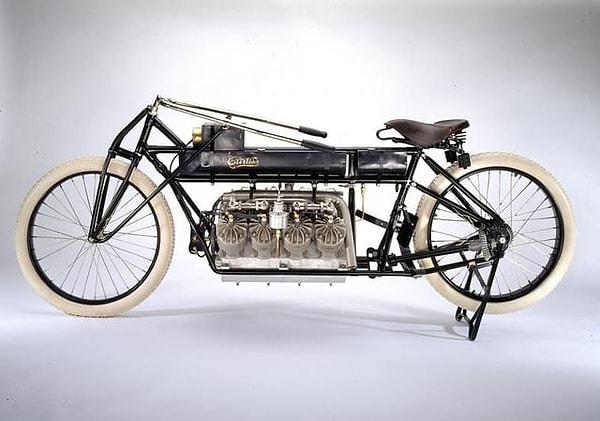 12. Kendisine bağlanmış bir V8 motoru olan bir bisiklet, 1907'de Glenn Curtiss tarafından 136mph hızla sürülmüştü.