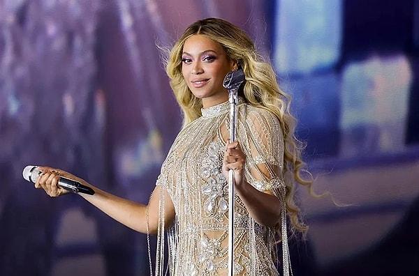 18. Ünlü şarkıcı Beyonce, konser sonrası hayranlarına geç çıkmasını telafi etmek için dudak uçuklatan bir jestte bulundu.