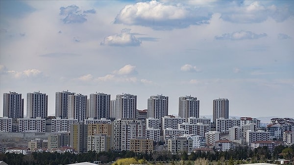 İstanbul Esenyurt ilçesi, Türkiye'deki birçok şehirden daha yüksek bir nüfusa sahip. İstanbul'un bir nevi banliyösü olan bölgenin, kosmopolit demografisiyle ve halen İstanbul'un geneline "kıyasla" uygun ekonomik koşullarda barınma imkanlarıyla dikkat çekiyor.