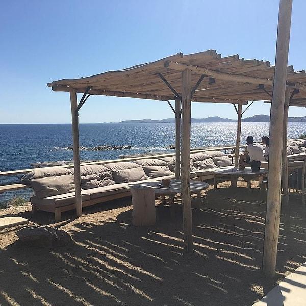 Yunanistan'da da durum aynı. Çoğu ünlünün uğrak yeri Mikonos'taki Scorpios Plajı'nda bir sahil kulübesinin fiyatı 160 Euro’yken…