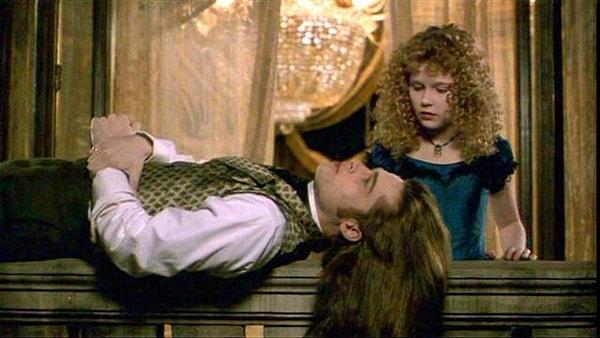 1994 yapımı filmde Dunst,  Brad Pitt'in canlandırdığı Louis de Pointe du Lac ve Tom Cruise'un hayat verdiği Lestat de Lioncourt tarafından vampire dönüştürülen 10 yaşındaki Claudia adlı bir kızı canlandırmıştı.