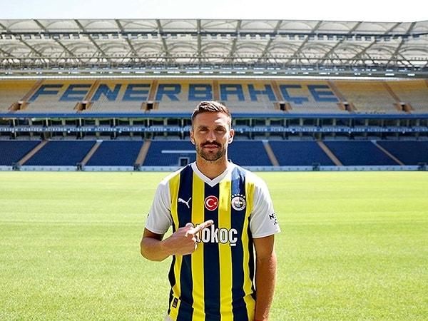 Son yılların en hareketli transfer döneminde büyük takımlarımız sık sık karşı karşıya geliyor. İlk olarak Beşiktaş'ın elinden Tadic'i kapan Fenerbahçe rakibine transfer çalımı atmıştı.