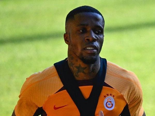 Büyük isimlerle anlaşmaya çalışan Fenerbahçe'nin diğer hedefi Zaha ise Galatasaray'a transfer olmuş ve transfer rekabeti iyice alevlenmişti.