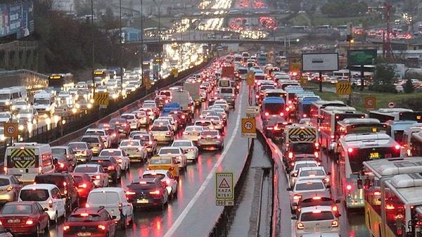 İstanbul'da yapılan son toplu taşıma zammı, artan maliyetlerle kaçınılmaz olsa da vatandaşın cebindeki yangına körükle gitmiş oldu.