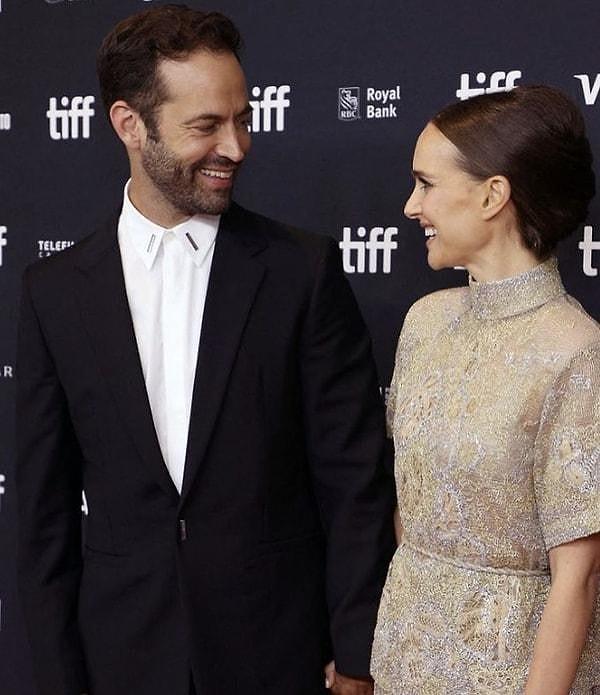 İki çocuğu olan çiftin boşanacağı iddiaları; Natalie Portman'ın alyanssız görüntülenmesi, çocuklarıyla gittiği parkta gözyaşlarına boğulması ve Benjamin'in ilk yönetmenlik filmi Carmen'in gösterimine tek başına gitmesiyle güçlendi.
