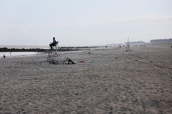 Şimdi de New York'ta Rockaway Plajı'nda meydana gelen köpek balığı saldırısı yürekleri ağza getirdi.