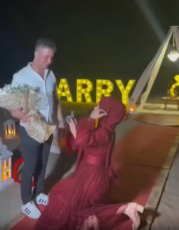 Sosyal medyada da paylaşılan bir görüntüde, bir kadın sevdiği erkeğe evlenme teklifi yaparken görülüyor.