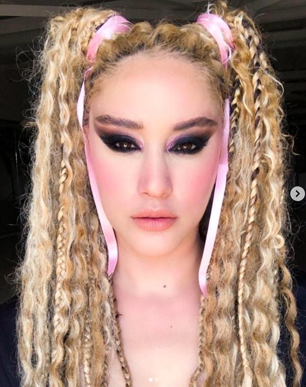Şimdilerde ise tekrardan bir imaj değişikliğine giden Zeynep Koçak saçlarını sarıya boyatıp afro örgüsü yaptırdığı hallerini Instagram hesabından yayınladı.