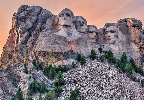 13. Dünyanın en büyük heykeli Mount Rushmore Ulusal Anıtı'dır.