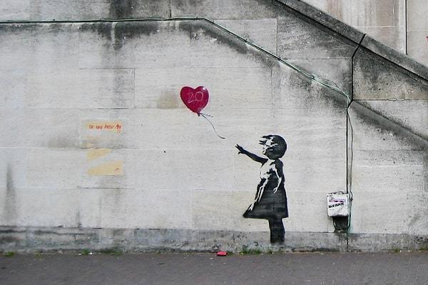 14. Banksy, dünyanın en ünlü grafiti sanatçısı olmasına rağmen gerçek adı bilinmemektedir.