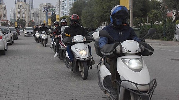 Bu meslekle ilgili gelişmelere, tartışmalara zaman zaman sosyal medyada denk geliyoruz. Tehlikeli, iş yoğunluğu çok ve müşterilerle uğraşmak zor. Fakat bunlara rağmen yine de popüler bir meslek.