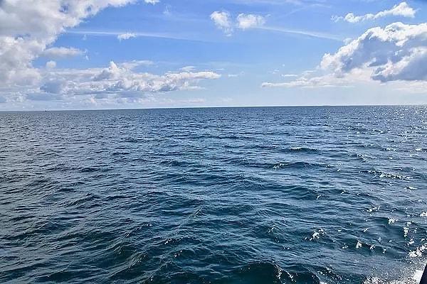 Denizlerin mavi renkte görünmesi, bazen yerel koşullar ve optik illüzyonlar tarafından da etkilenebilir.