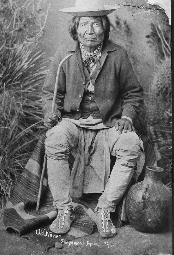 Dumanlı Dağlar'a sığındığı bir dönemde, 5000 süvari tarafından kovalanan Geronimo'nun izini bulmak mümkün olmamıştır.
