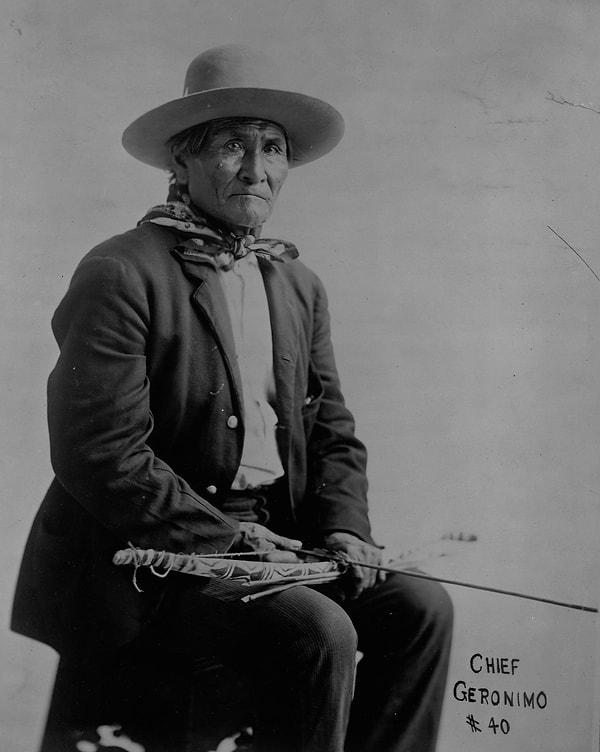 Süvarilerin köylere saldırmaya başlaması üzerine, halkına zarar gelmemesi için Geronimo teslim olmuştur.