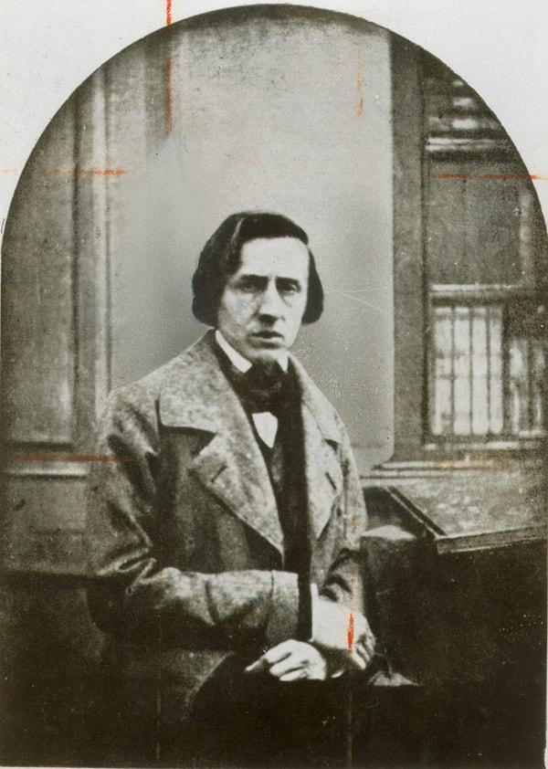 1849’da tüberküloza yenik düşen Chopin'in kalbi konyak dolu bir kavanozla Varşova’da bir kiliseye gömülmüş, bedeni ise Paris’teki Pere-Lachaise mezarlığında bulunmaktadır.