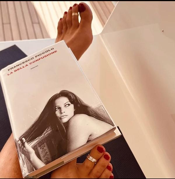 Özellikle Carla Bruni'nin paylaştığı "ayak" temalı bir dizi fotoğrafı diğerlerinden daha çok dikkat çekti diyebiliriz...