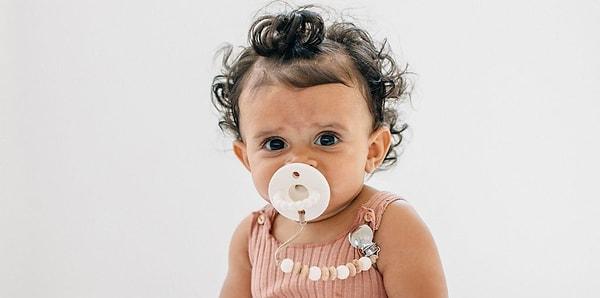Emzik seçerken tasarımı çok mühim. Bebeğinizi tehlikeye atma ihtimali olduğu için bebeklerin boynuna, ellerine takılan veya beşiğe bağlanan emzikleri tercih etmemelisiniz.