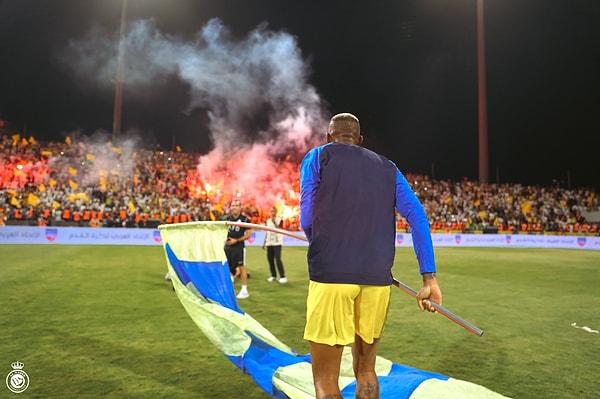 Takımın Brezilyalı yıldızı Anderson Talisca, zaferi sahanın ortasına bayrak dikerek kutlamak istedi.