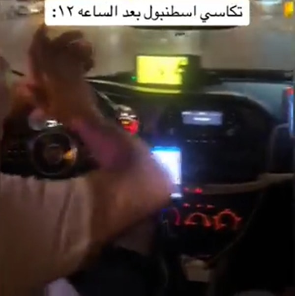 Aldığı müşterilere Arapça şarkılar açıp eğlenen taksicinin o görüntüleri de Arap müşteriler sosyal medya hesaplarından paylaştı.