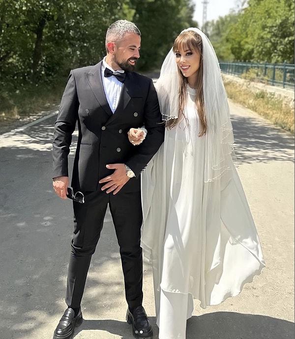 Sosyal medya hesabından nikahtan kareler paylaşan Tuğçe Tayfur'un gelinliği dikkat çekti. Tayfur, gelinliğini sade ve tamamen kapalı bir model tercih etmiş.