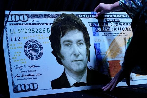 52 yaşındaki siyasetçi, Arjantin'in para birimi olan Peso'dan vazgeçilip Amerikan Doları'nın kullanılacağını vadetti.