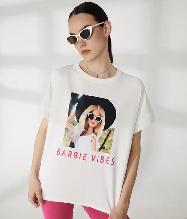 Barbie baskılı bu basic tişört herkesin beğeneceği kadar trend bir parça.