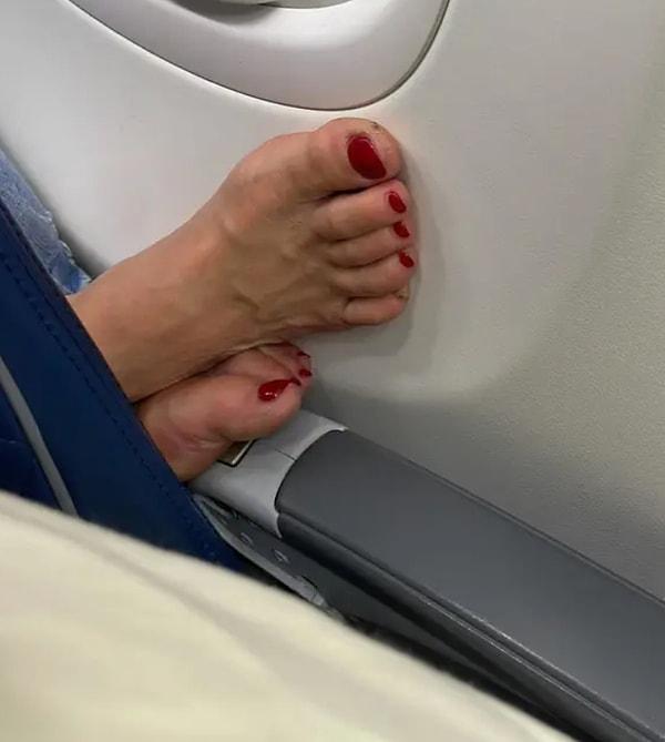 6. Bütün uçak yolculuğu boyunca ayak kokusu çekmiş.