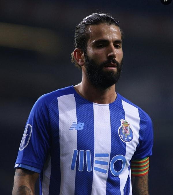 Mavi-beyaz masa örtüsü paylaştığı zaman Sergio Oliviera, Porto'dan transfer edilmişti.