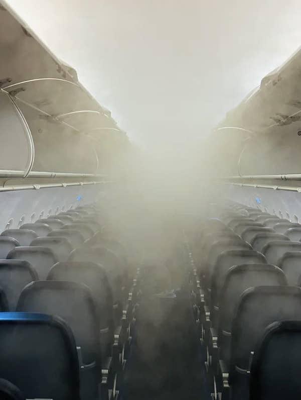 4. Uçağın ortasında ortaya çıkmış ürpertici sis.
