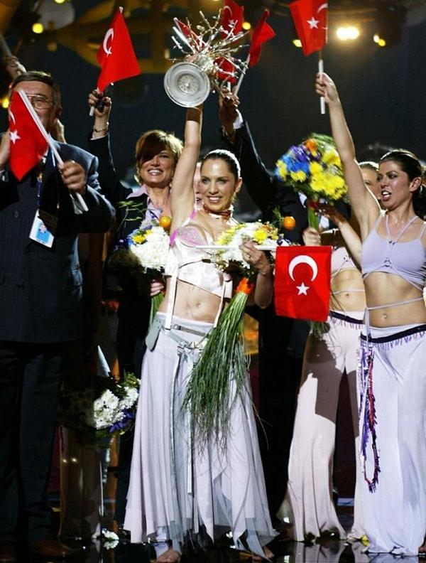 Sertab Erener, Eurovision şarkı yarışmasında "Everyway that i can" şarkısıyla ilke kez Türkiye'nin birinci olarak yarışmadan ayrılmasını sağladı.