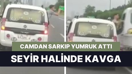 Trafiği Birbirine Kattılar: Seyir Halinde Aracın Camından Sarkarak Yumruk Attı