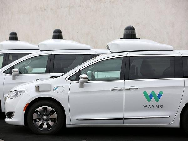 Şehirde yaşayan insanlar General Motors'a bağlı Cruise ve Google'ın Waymo firmasının ürettiği robot taksileri kullanıyor.