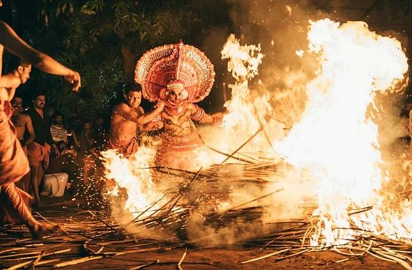 Ruhsal geçidi temsil eden ateş, Theyyam ritüelleri için çok önemli bir rol oynar.