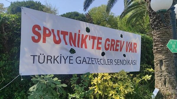 Gazetecilerin ‘küçülme’ gerekçesiyle işine son verilmesi üzerine, Sputnik Türkiye'nin Süzer Plaza'daki ofisi önünde basın açıklaması yapan Türkiye Gazeteciler Sendikası (TGS), kurumda grevin 17 Ağustos’ta başlayacağını duyurmuştu. Ofisin önüne grev pankartları asıldı.