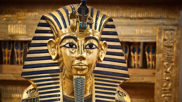 Carter’ın mezarı açtığı gün kanaryası bir yılan tarafından yenildi ve bazı Mısırlı çalışanlar bunu firavunun ruhundan kaynaklanan bir olay olarak yorumladı.