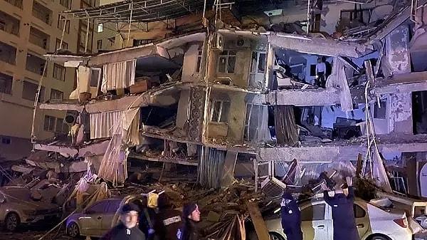 Depremde alınmayan önlemlerin faturasını halk ödemiş, tüm Türkiye'nin canı depremzedeler ile yanmıştı.