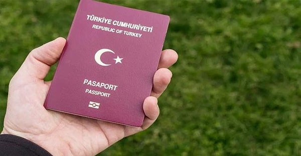 Bir pasaportun gücü için ülkenin siyasi durumunun aynası da denebilir. Son zamanlarda yabancı uyruklu şahısların Türk pasaportu alması tepkilere yol açıyor.