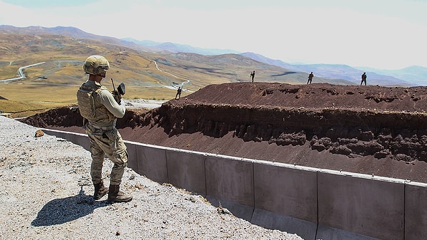 Kimsenin kendisine "Nereye gidiyorsun?" diye sormadığını belirten Türkoğlu, “Karakollarda illa ki vardı. Uzaktan gördük, kapısında araçlar bulunuyordu. Ben sınırlarımızın güvensiz olduğunu ve hiçbir engele takılmadan karşıya geçtiğimi, devam etsem İran'a gidebileceğimi gösterdim” dedi.