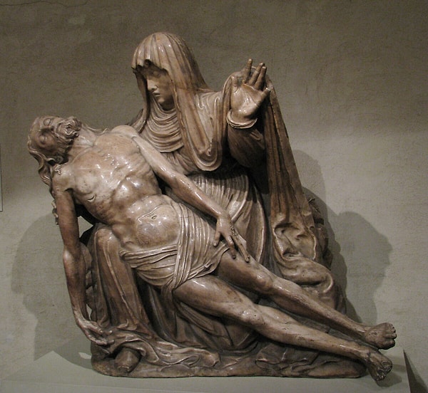 7. Pietà, farklı heykeltıraşlık stillerinin karışımıdır.