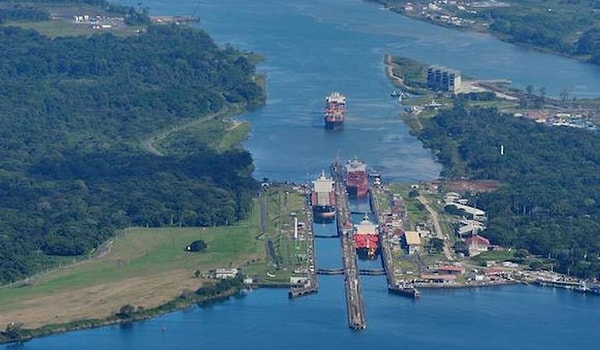 1914 yılında yapımı tamamlanan Panama Kanalı, ABD'nin doğu ve batı kıyıları arasında mesafeyi 13 bin kilometre azaltıyor. Süveyş ve Panama Kanalları deniz taşımacılığının önemli geçiş noktaları olarak mesafeleri maliyetleri önemli ölçüde azaltıyor.