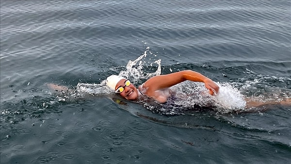 Denizin dostu olduğunu söyleyen ve kafasında müziklerle yüzmeyi büyük bir keyif olarak gören 22 yaşındaki yüzücü Aysu Türkoğlu, Kuzey Kanalı'nı yüzerek geçen ilk Türk kadın ve en genç Türk sporcu olarak tarihe geçti.