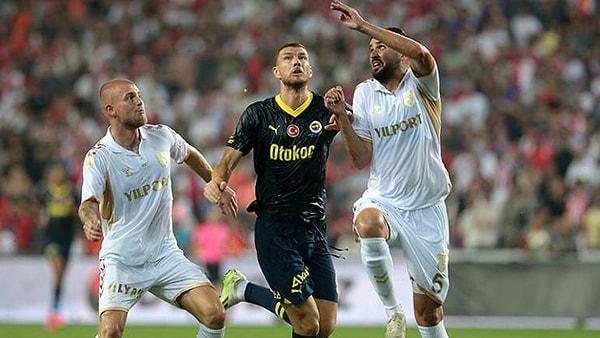 Karşılaşmanın ilk dakikalarında Samsunpor, taraftarının da desteğiyle Fenerbahçe kalesinde tehlike yaratmayı başardı.