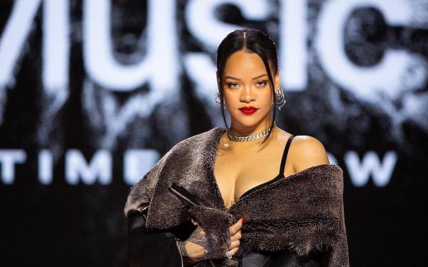 Şarkılarıyla akıllara kazınan Rihanna adeta her dönemin efsanesi olmaya ant içmiş durumda.