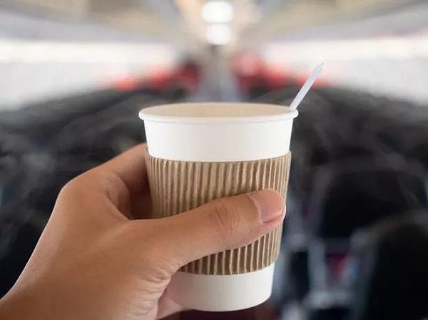Çünkü çay, kahve yapmak için kullanılan suyun uçaktaki musluklardan elde edildiğini ve söz konusu suyun epey kirli olduğunu söyledi.