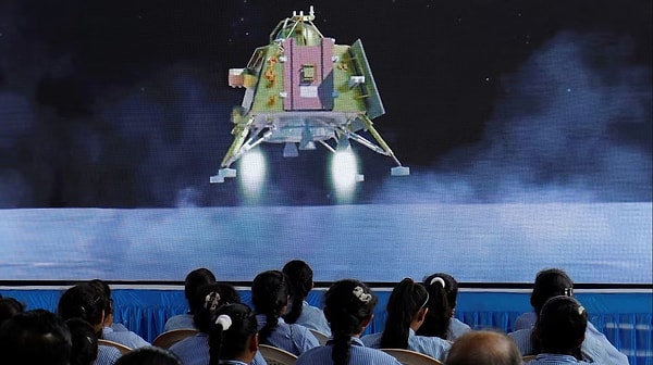 2019 yılında Hindistan aynı başarıyı "Chandrayaan-2" ile yakalamaya çalışmış ancak araç Ay’ın yüzeyine düşmüştü.