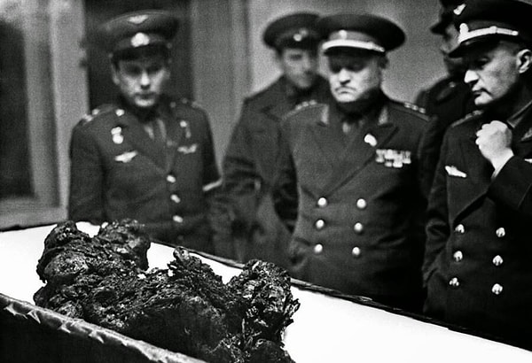 Vladimir Komarov'un uzaydan düşerkenki son anları, uzay keşfinin ilerlemesine olan cesareti, adanmışlığı ve sarsılmaz bağlılığını kanıtlıyordu.