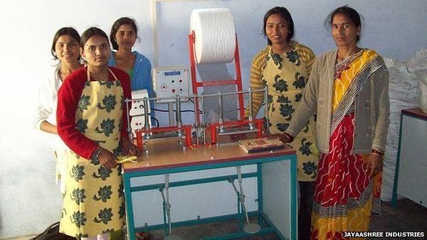Ve Hindistan’da bir “ped devrimi” gerçekleştirerek hem ucuz hijyenik ped üretir hem de milyonlarca kadına istihdam sağlar.