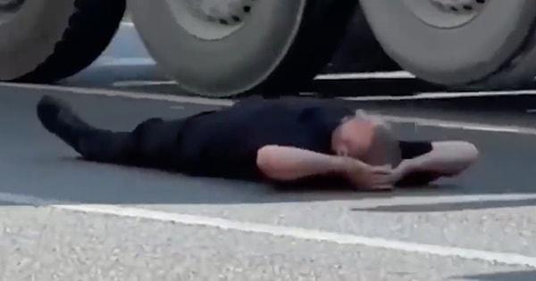 Bir adam, akan trafiğin ortasında yere uzandı.