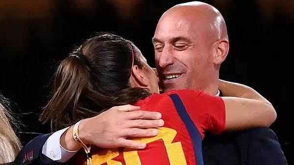 Luis Rubiales’in, madalya töreni sırasında kadın futbolcu Hermoso’yu dudağından öpmesi büyük tepki çekmişti.